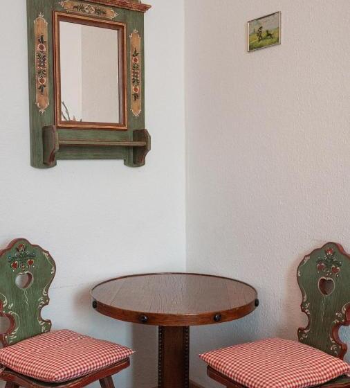 اتاق اکونومی, Pension Bellevue