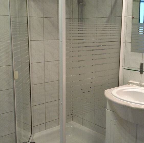 带共用浴室的标准房间, Pension Genat