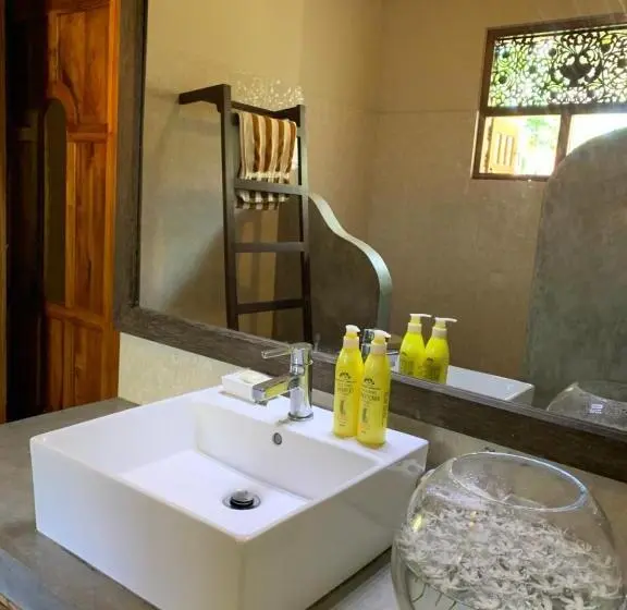 اتاق لوکس با بالکن, Neli Guests House