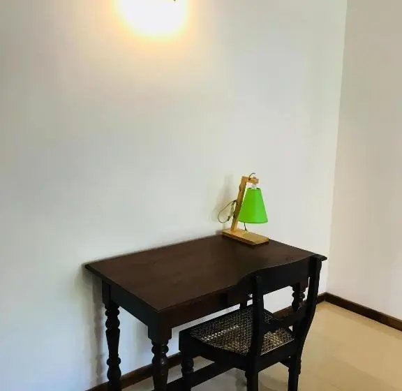 اتاق اکونومی, Neli Guests House