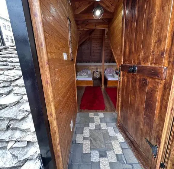 سوییت لوکس, Kore Guest House