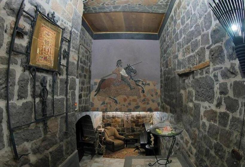 سوییت خانوادگی, Hye Aspet հայ ասպետ