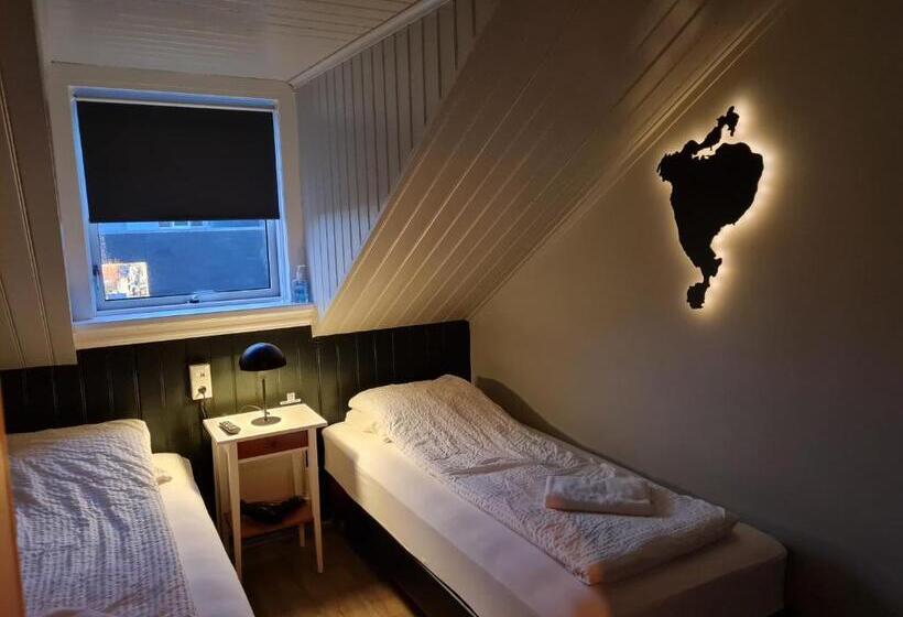 اتاق پایه با سرویس بهداشتی مشترک, Lava Guesthouse