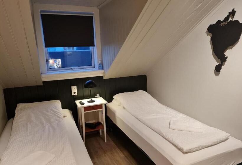 اتاق پایه با سرویس بهداشتی مشترک, Lava Guesthouse
