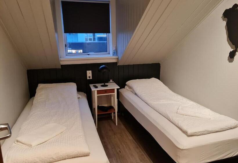 اتاق پایه با سرویس بهداشتی مشترک, Lava Guesthouse