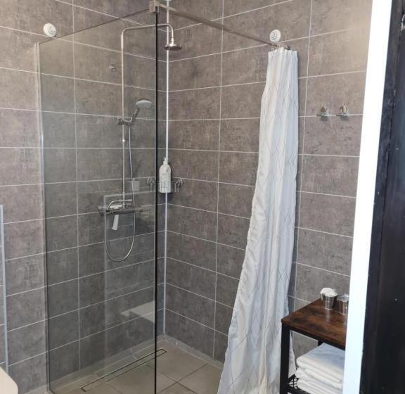 اتاق خانوادگی, Lava Guesthouse