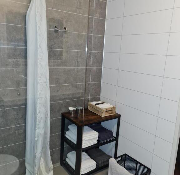 اتاق خانوادگی, Lava Guesthouse