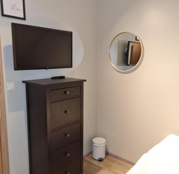 اتاق استاندارد با سرویس بهداشتی مشترک, Lava Guesthouse