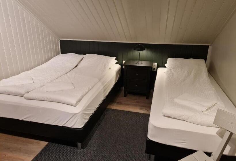 اتاق استاندارد سه تخته با سرویس بهداشتی مشترک, Lava Guesthouse
