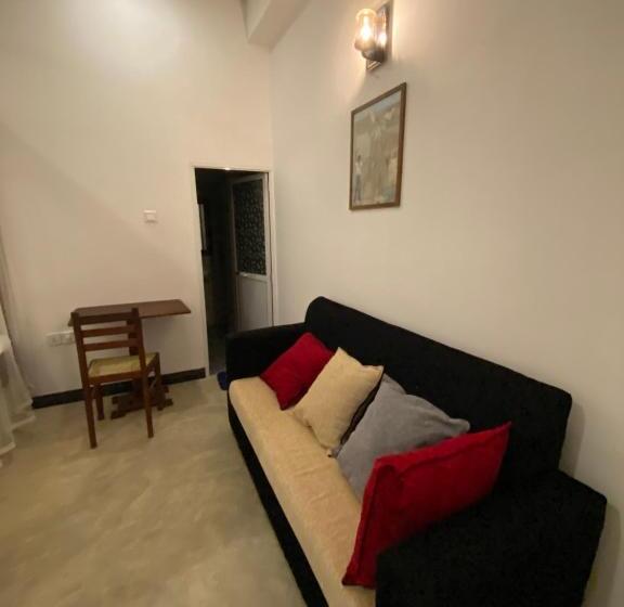 デラックスルーム, Royal Ace Unawatuna