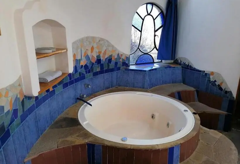 سوییت لوکس, Hostal Las Olas