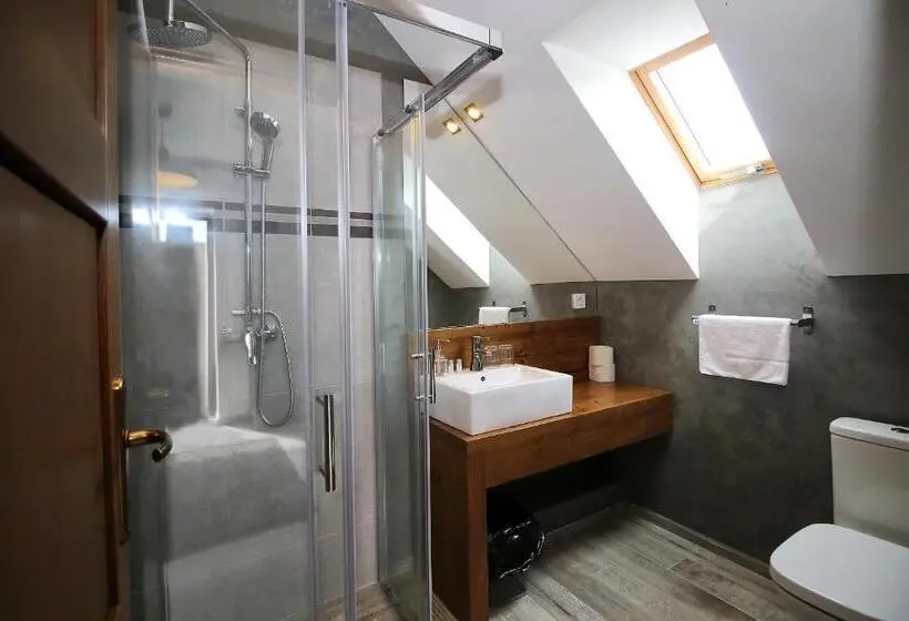Deluxe Kolmen Hengen Huone, A Ház