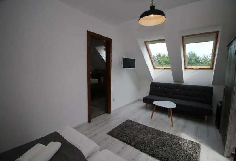 Deluxe Kolmen Hengen Huone, A Ház