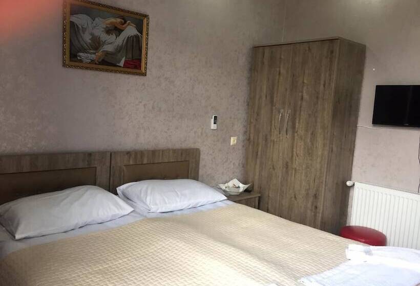 اتاق لوکس با بالکن, City