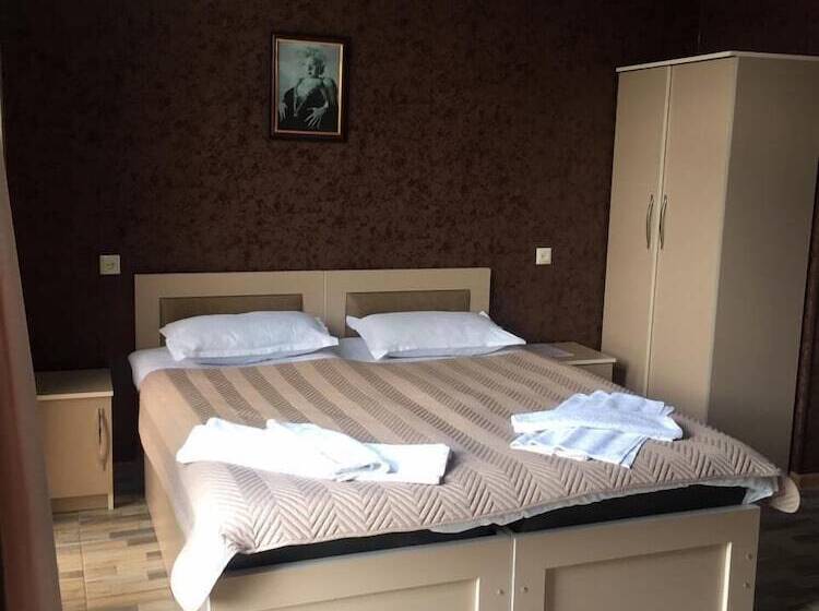 اتاق لوکس با چشمانداز باغ, City