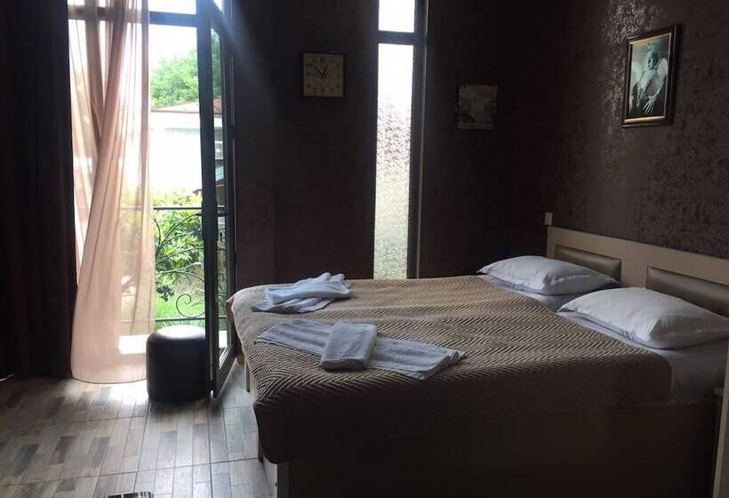 اتاق لوکس با چشمانداز باغ, City