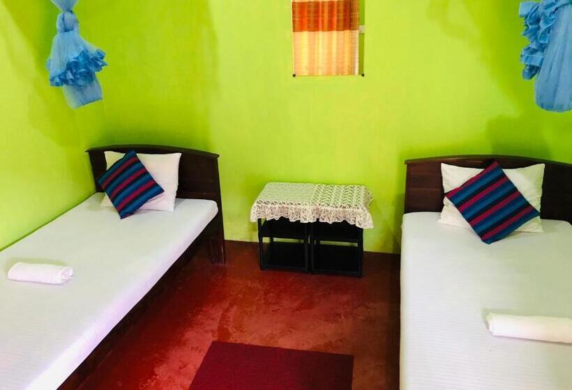 اتاق استاندارد با سرویس بهداشتی مشترک, Kumari Guest House