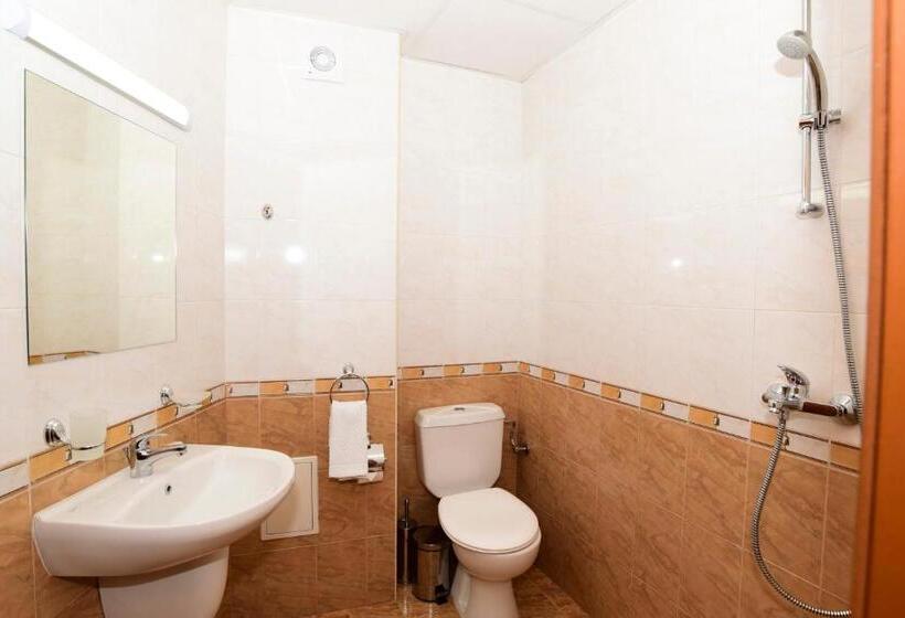 غرفة قياسية ثلاثية مزودة بتراس, Guesthouse Nefertiti