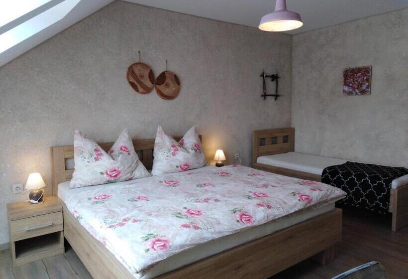 标准三人间, Ubytování U Janča