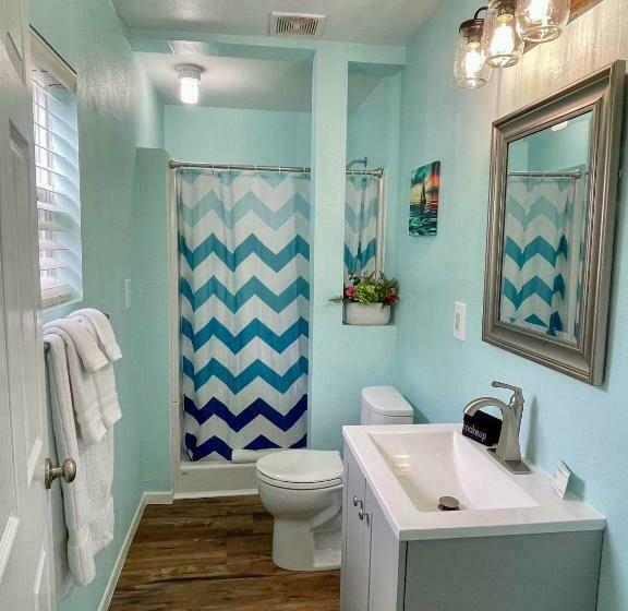 סוויטה משפחתית, The Anchorage Motel