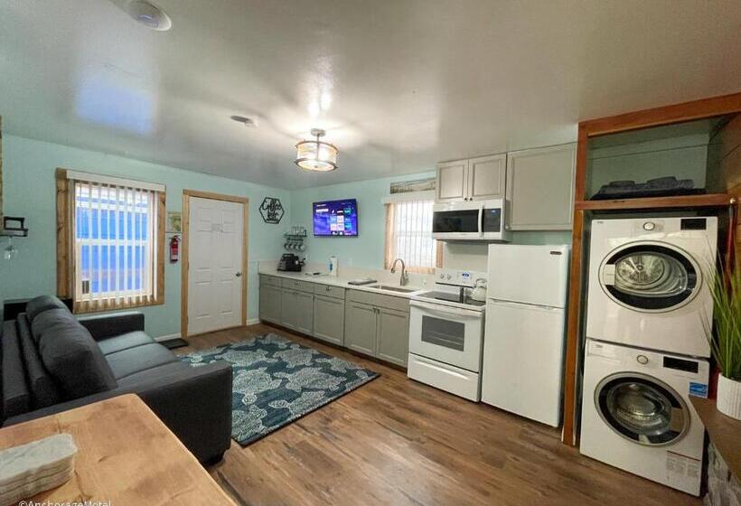 מיטת קינג בסוויטה, The Anchorage Motel