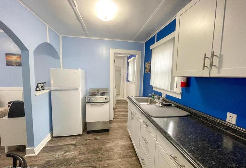 סוויטה משפחתית, The Anchorage Motel