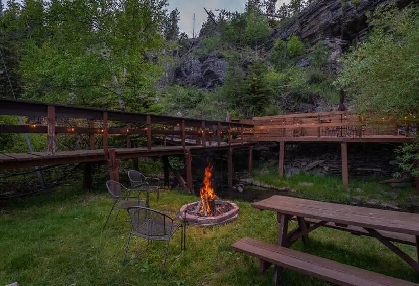 Standard-studio, Harney Camp Cabins