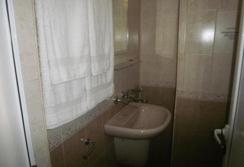 اتاق استاندارد سه تخته با بالکن, Guest House Adriya