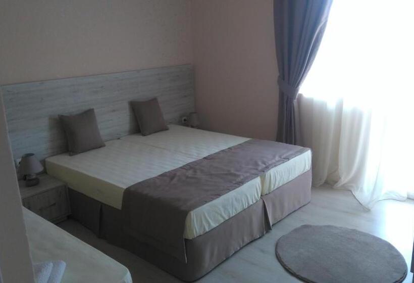 اتاق استاندارد سه تخته با بالکن, Guest House Adriya