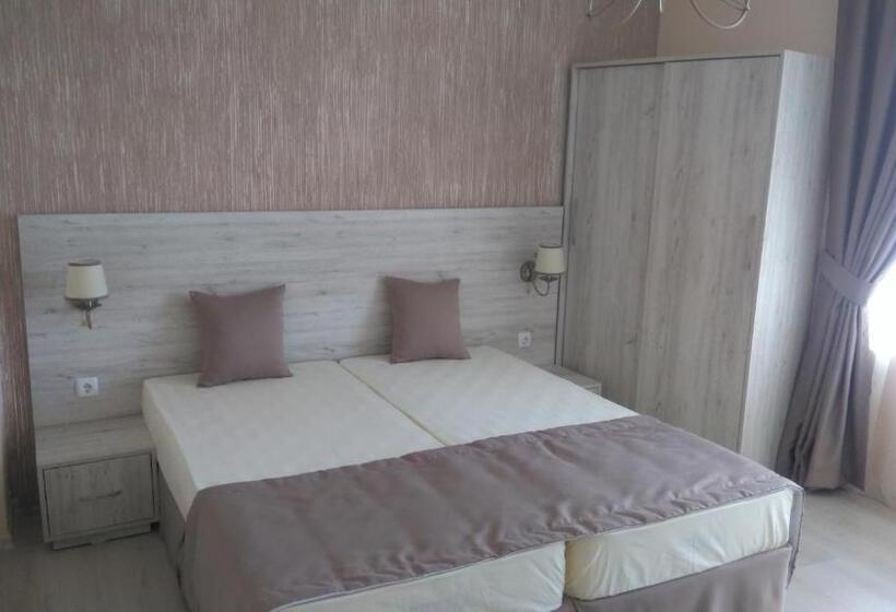 اتاق استاندارد سه تخته با بالکن, Guest House Adriya