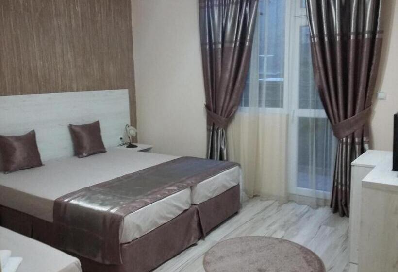 اتاق استاندارد سه تخته با بالکن, Guest House Adriya