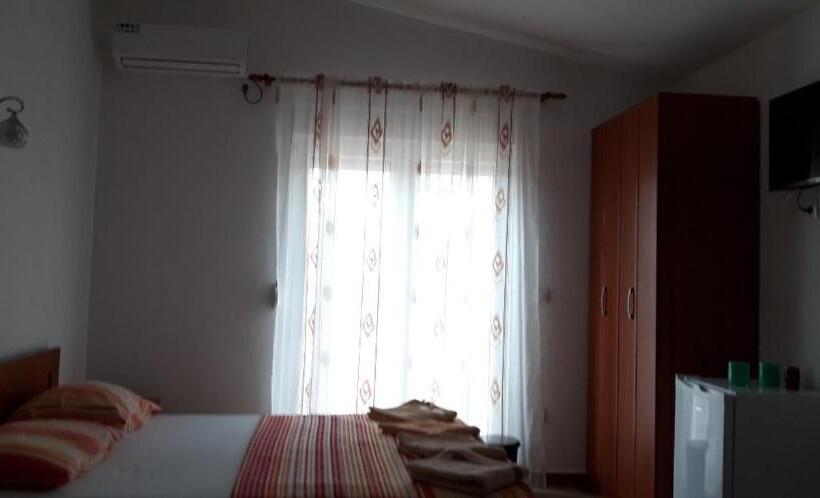 اتاق استاندارد چهار تخته, Vržina Farm House Skadar Lake