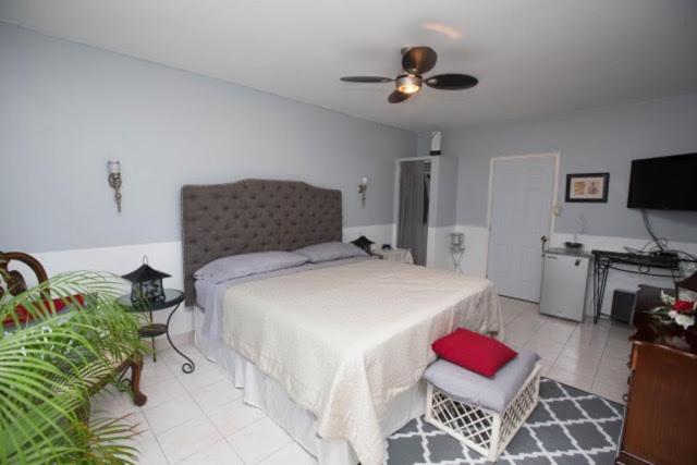 Deluxe Suite King Bed, Lorenton Hideaway