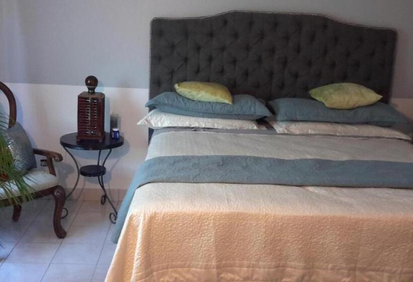 Deluxe Suite King Bed, Lorenton Hideaway