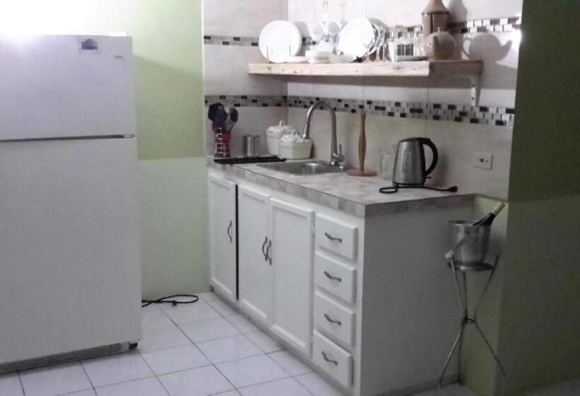 Deluxe Suite King Bed, Lorenton Hideaway