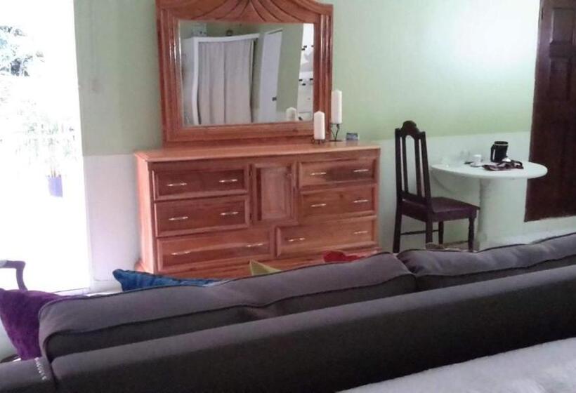 Deluxe Suite King Bed, Lorenton Hideaway