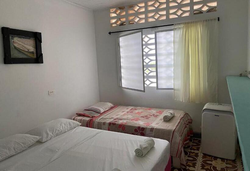 חדר סטנדרט לשלושה, Costa De Vikingos