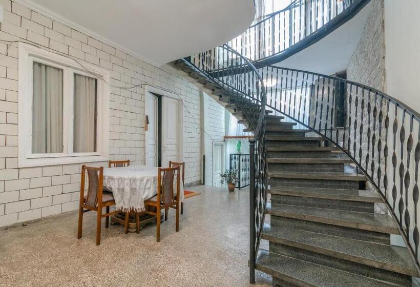 اتاق استاندارد چهار تخته, Anna's Guest House