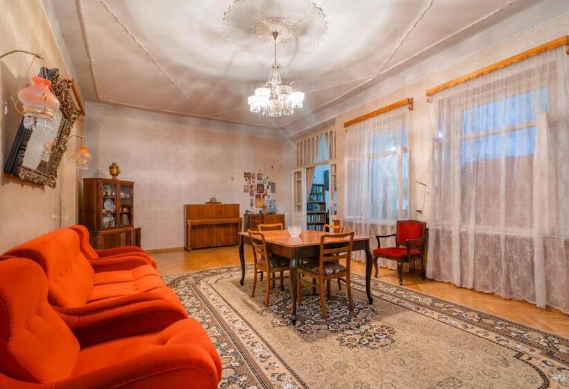 اتاق استاندارد چهار تخته, Anna's Guest House