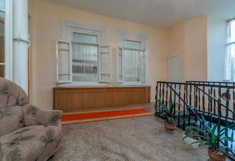 اتاق استاندارد چهار تخته, Anna's Guest House