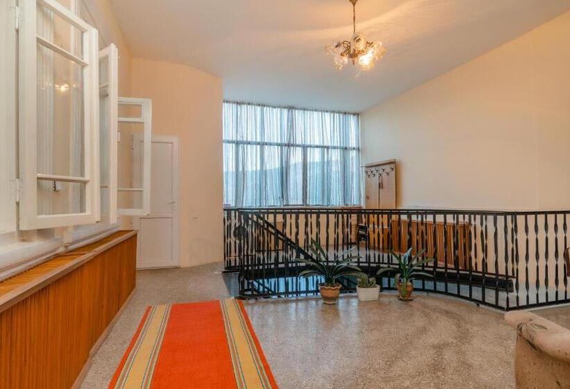 اتاق کلاسیک چهارنفره, Anna's Guest House