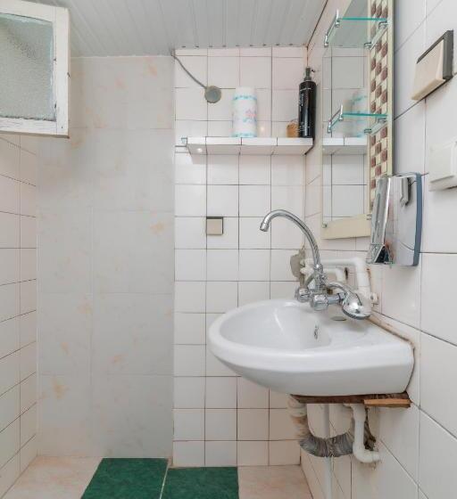 اتاق کلاسیک چهارنفره, Anna's Guest House