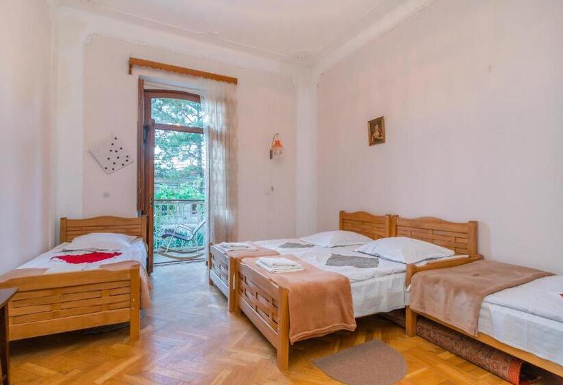 اتاق کلاسیک چهارنفره, Anna's Guest House