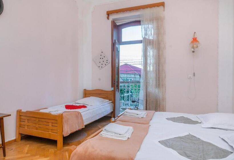 اتاق کلاسیک چهارنفره, Anna's Guest House