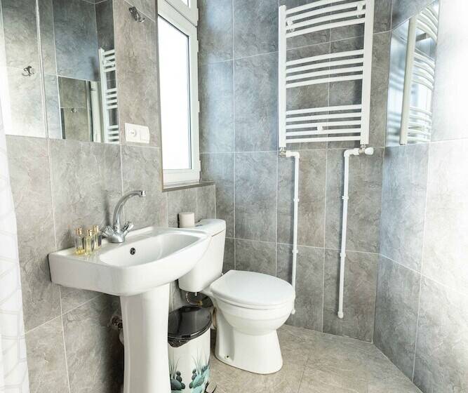 اتاق استاندارد چهار تخته, Anna's Guest House