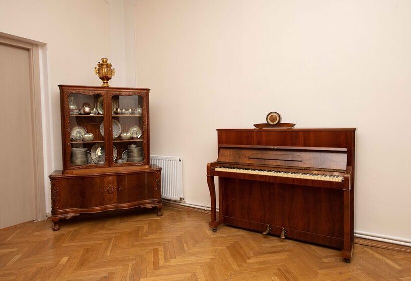 اتاق استاندارد چهار تخته, Anna's Guest House