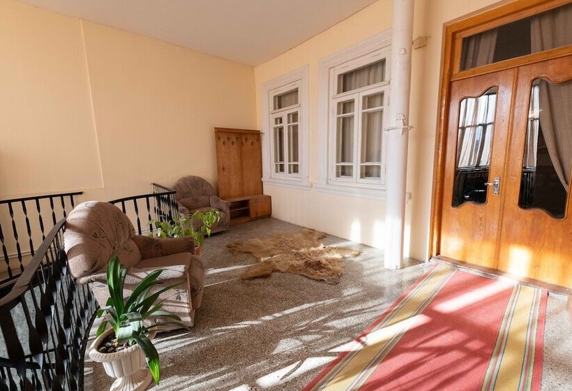 اتاق کلاسیک چهارنفره, Anna's Guest House