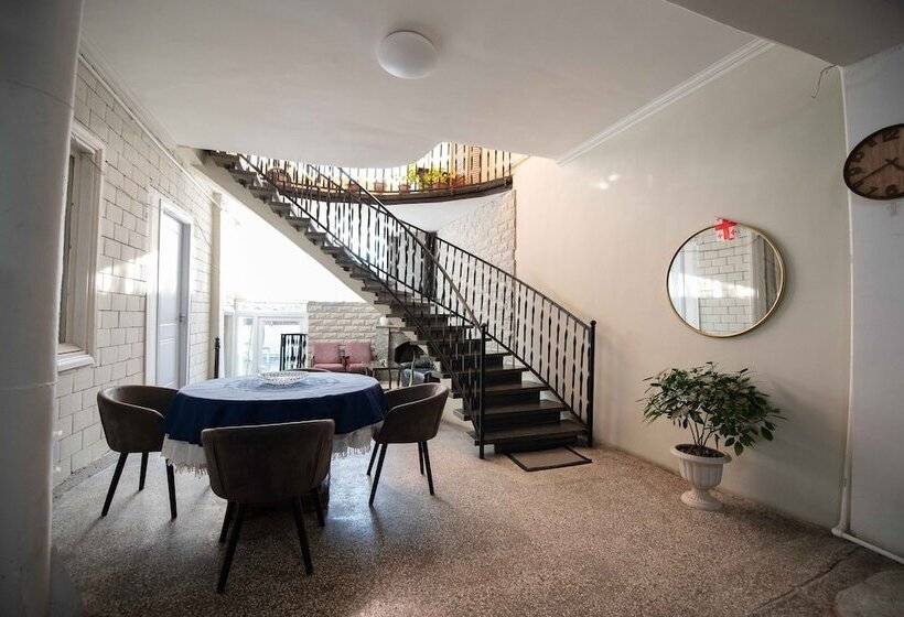 اتاق کلاسیک چهارنفره, Anna's Guest House