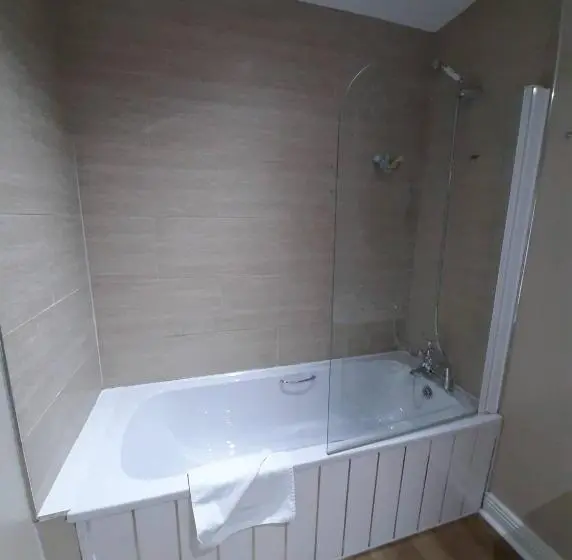 اتاق استاندارد سه نفره, Jbs Bar & Guest Accommodation
