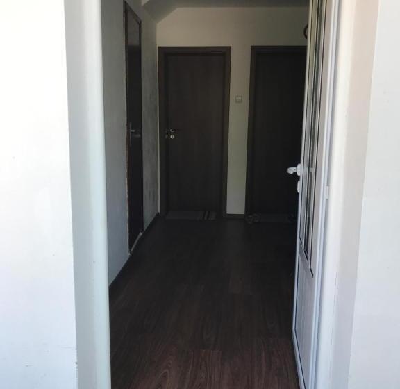 اتاق استاندارد با سرویس بهداشتی مشترک, Kavakka